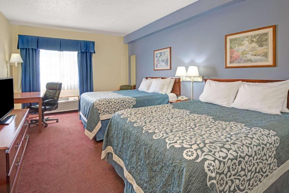 Queen Room with Two Queen Beds - Non-Smoking interior